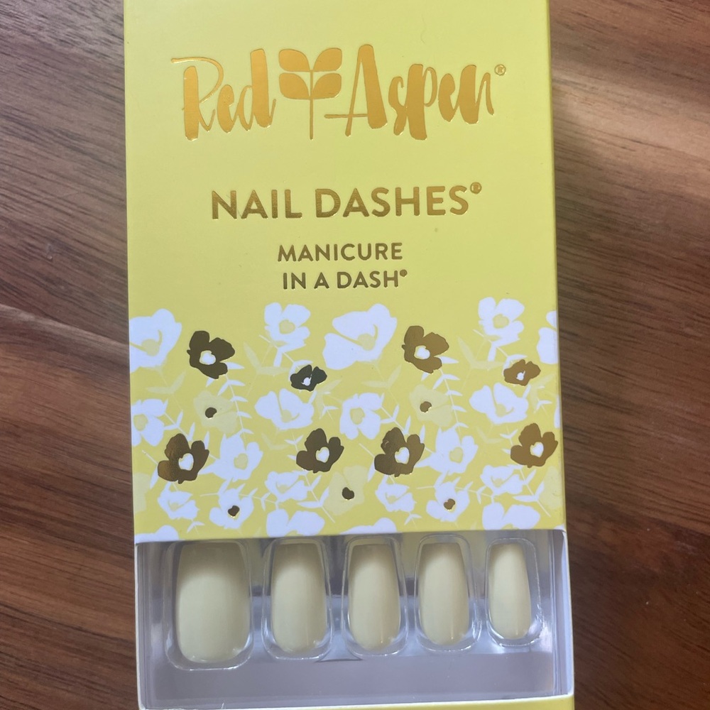 Red Aspen Nail Dashes in Sunny Days Ahead, Annalise